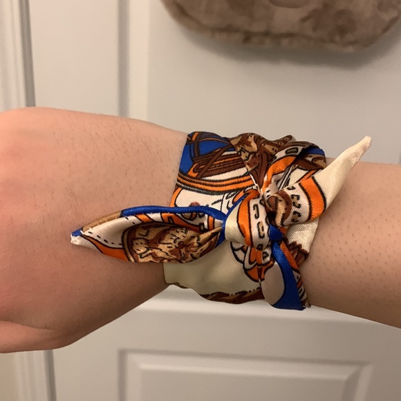 Patterned Twilly - Picture 13 of 17